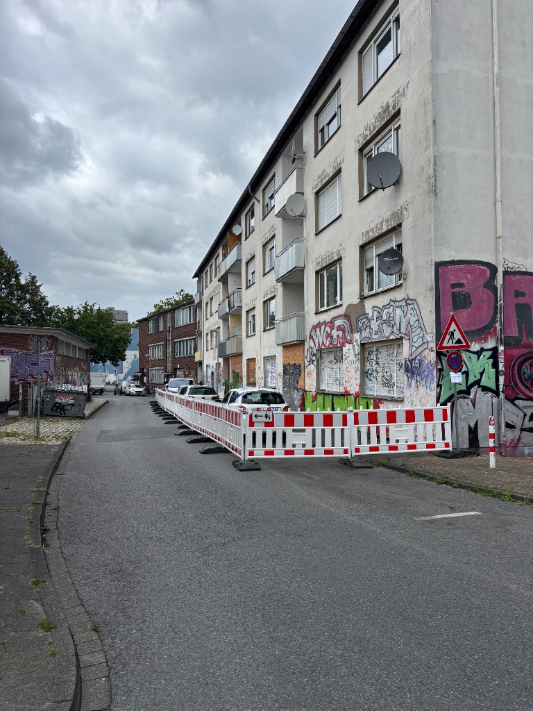Straßenraum und Objekt kurz vor bzw. während der Sanierungsmaßnahmen