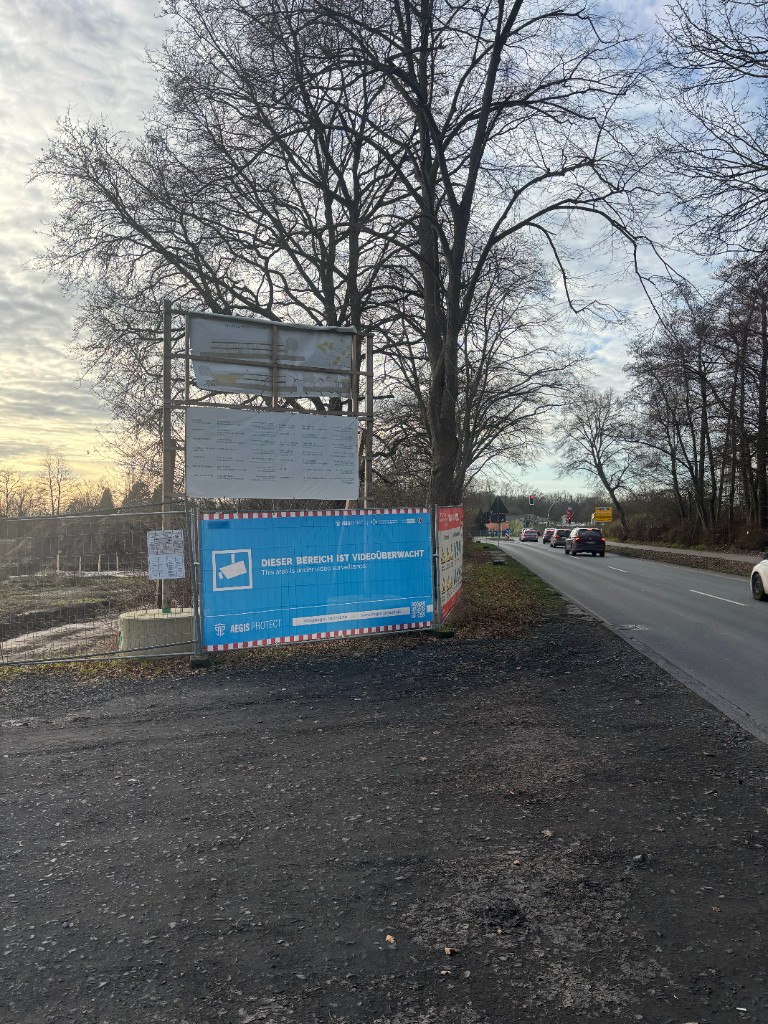 Ausgeschilderte Videoüberwachung am eingezäunten Bauzugang zum Schutz Nachbarbereich/Straßenraum