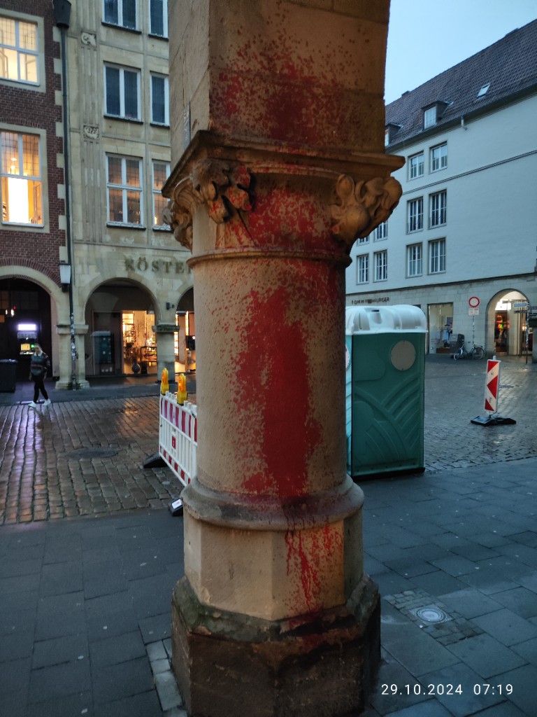 Beschädigte Säule im Arkadenbereich – dokumentierter Schaden an sensibler Substanz