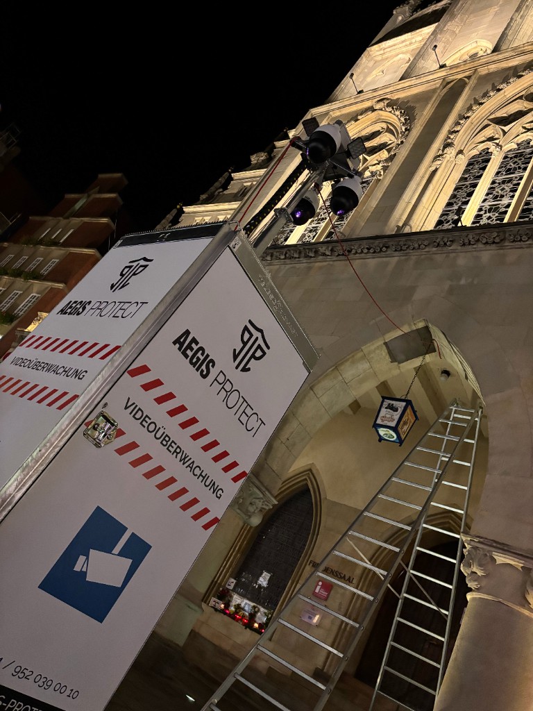 Überwachungsperspektive auf den Zugang zum Friedenssaal bei nächtlicher Beleuchtung