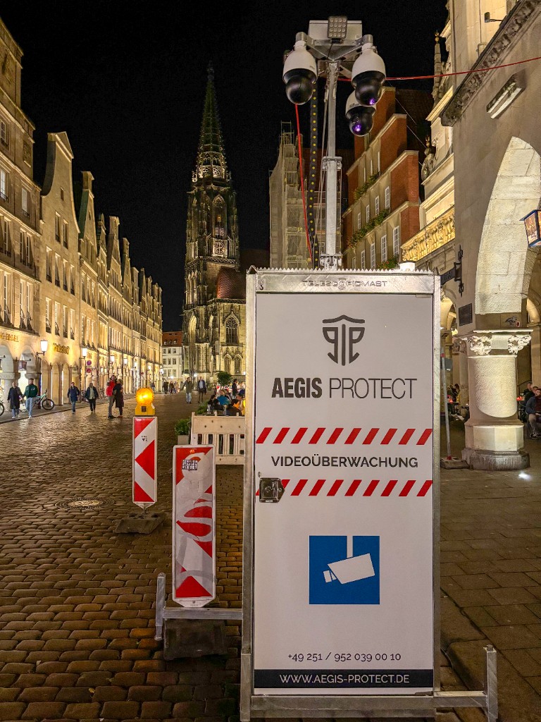 Nächtlicher Betrieb: Turm am Prinzipalmarkt mit Blickachse Richtung Lambertikirche