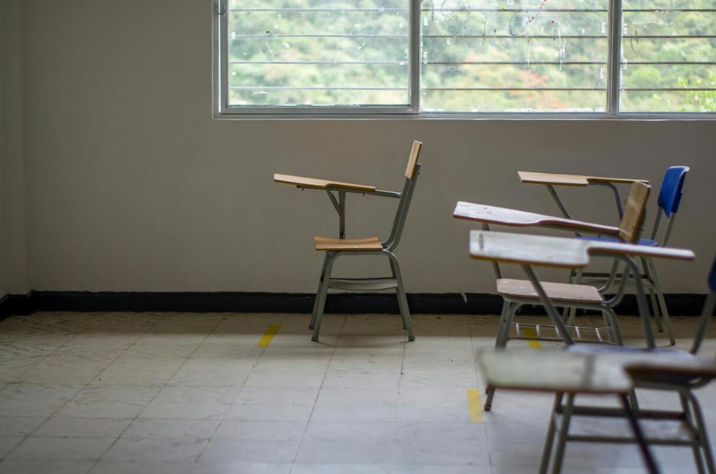 Klassenzimmer oder Hörsaal mit Stühlen