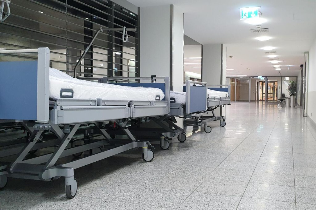 Krankenhausflur mit mobilen Betten